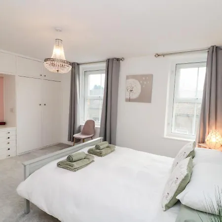 Lark's Nest 4* Scarborough